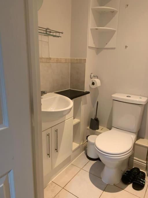 3 Bedroom Home Near Windsor Castle, Legoland, & Heathrow Слау Екстериор снимка